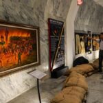 Pelajar mengamati koleksi benda bersejarah pada pameran temporer Bandung Lautan Api di Museum Perjuangan Rakyat (Monpera) di Bandung, Jawa Barat, Kamis (11/12/2025). Museum Monpera menggelar pameran temporer Bandung Lautan Api yang menampilkan arsip, foto, artefak dan narasi perjuangan para pahlawan pada peristiwa Bandung Lautan Api yang ditujukan untuk menelusuri jejak para pahlawan serta memberikan edukasi kepada masyarakat luas. ANTARA FOTO/Raisan Al Farisi/nym.