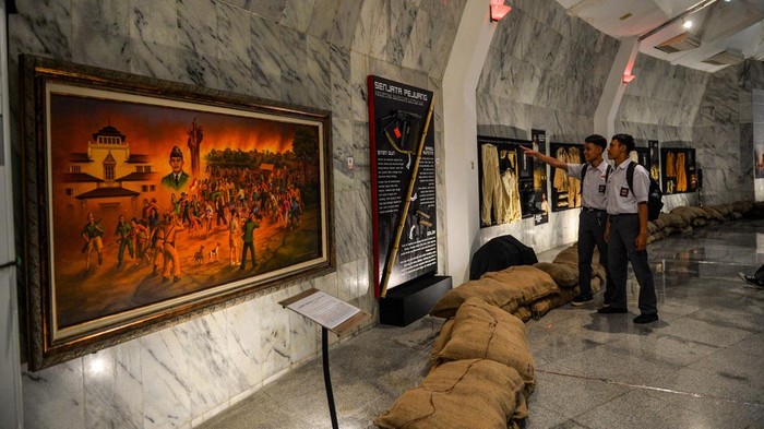 Pelajar mengamati koleksi benda bersejarah pada pameran temporer Bandung Lautan Api di Museum Perjuangan Rakyat (Monpera) di Bandung, Jawa Barat, Kamis (11/12/2025). Museum Monpera menggelar pameran temporer Bandung Lautan Api yang menampilkan arsip, foto, artefak dan narasi perjuangan para pahlawan pada peristiwa Bandung Lautan Api yang ditujukan untuk menelusuri jejak para pahlawan serta memberikan edukasi kepada masyarakat luas. ANTARA FOTO/Raisan Al Farisi/nym.