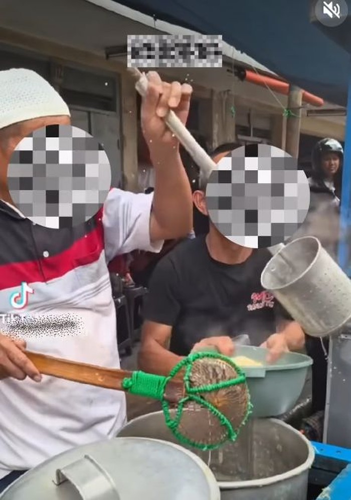 Baru-baru ini sebuah warung mie babi gerobakan di Bandung, Jawa Barat, viral di media sosial. Hal tersebut disebabkan karena penjual mie babi itu memakai atribut muslim. Foto: TikTok @mamakbandung_