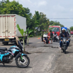 Para pengendara melintasi jalan berlubang yang ditanami pohon di Jalan Ngawi – Solo pada Sabtu (17/1/2026). Foto : Asep Syaeful Bachri/Jawa Pos Radar Ngawi