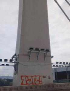 Coretan vandalisme bertuliskan PJF! sempat terlihat pada tiang penyangga Flyover Pasopati, Kota Bandung, jelang laga El Clasico Persib Bandung vs Persija Jakarta, sebelum akhirnya ditutup kembali. (Tangkapan Layar PojokBandung)