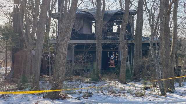 北海道苫小牧市で2026年1月11日、住宅が燃える火事があり、消防による消火活動が続いています。