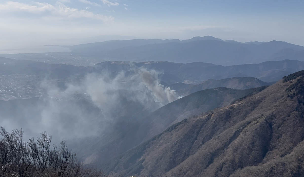 丹沢表尾根から見た大倉屋根。「堀山の家」付近から黒煙が上がっている＝１１日午前１０時２０分ごろ（木ノ又小屋提供）