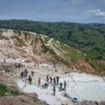 عمال المناجم ينتشرون بمحجر تعدين في روبايا بالكونغو (أ.ب)