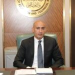 تعليم وزير التعليم مع طلاب الثانوية - أرشيفية