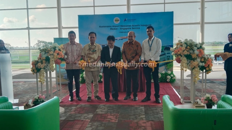 Managing Director of PT Angkasa Pura Aviasi, Ravishankar Saravu bersama tamu undangan saat gunting pita tanda dimulainya rute Kualana-Singapura. (manahan dalimunthe)