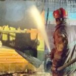 Petugas Damkar padamkan warung ikan bakar di Jalan Tamrin, Tebing Tinggi. (istimewa)