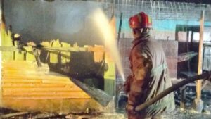 Petugas Damkar padamkan warung ikan bakar di Jalan Tamrin, Tebing Tinggi. (istimewa)