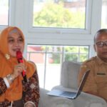 Kepala Perwakilan (Kaper) BKKBN Sumut, Fatmawati ST MEng, saat turun langsung ke Kota Sibolga untuk menyerahkan bantuan sekaligus melakukan pembinaan terhadap Penyuluh Keluarga Berencana (PKB). (istimewa)