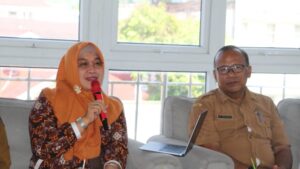 Kepala Perwakilan (Kaper) BKKBN Sumut, Fatmawati ST MEng, saat turun langsung ke Kota Sibolga untuk menyerahkan bantuan sekaligus melakukan pembinaan terhadap Penyuluh Keluarga Berencana (PKB). (istimewa)