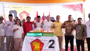 Wabup Lom Lom Suwondo, Ketua DPC Gerindra Zakky Shahri bergandengan tangan dengan Wakil Ketua masing-masing Agustiawan Saragih, Hamdani Syahputra serta Anggota DPRD lainnya. (manahan dalimunthe)