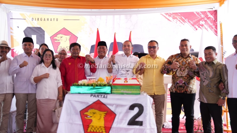Wabup Lom Lom Suwondo, Ketua DPC Gerindra Zakky Shahri bergandengan tangan dengan Wakil Ketua masing-masing Agustiawan Saragih, Hamdani Syahputra serta Anggota DPRD lainnya. (manahan dalimunthe)