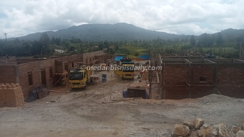 Terlihat Sabtu (21/2/2026), truk-truk pengangkut pasir yang diduga berasal dari tambang ilegal membongkar muatan di lokasi pembangunan 103 Huntap di Kecamatan Adian Koting.