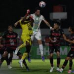 Striker asing PSMS gagal memanfaatkan umpan tendangan sudut hingga menjadi gol dalam pertandingan yang harus diakhiri kekalahan PSMS 0-2 dari tuan rumah Persekat Tegal.