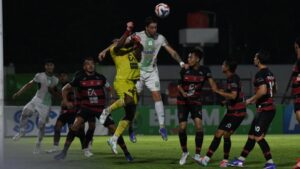 Striker asing PSMS gagal memanfaatkan umpan tendangan sudut hingga menjadi gol dalam pertandingan yang harus diakhiri kekalahan PSMS 0-2 dari tuan rumah Persekat Tegal.