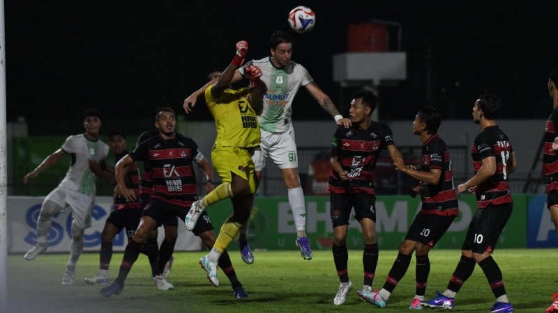 Striker asing PSMS gagal memanfaatkan umpan tendangan sudut hingga menjadi gol dalam pertandingan yang harus diakhiri kekalahan PSMS 0-2 dari tuan rumah Persekat Tegal.