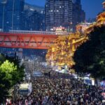 2月19日，农历大年初三，夜晚的洪崖洞灯火辉煌，游人如织。春节假期，位于重庆市渝中区的洪崖洞景区迎来客流高峰，为保障游客安全，提升观赏体验，当地启动临时交通管制，将洪崖洞前道路封闭，暂停社会车辆通行，方便游客赏景游玩。中新社记者 何蓬磊 摄