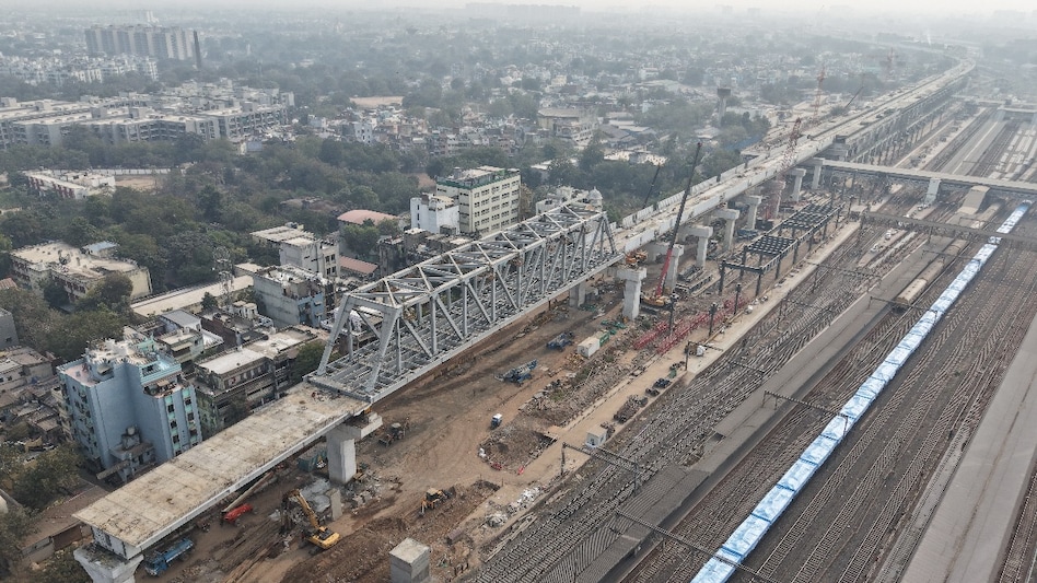 अंडरग्राउंड मेट्रो टनल के ऊपर 100 मीटर लंबे स्टील ब्रिज का निर्माण कार्य पूरा हो गया है. (Photo: ITG)