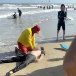 Lực lượng cứu hộ bờ biển khu vực Bãi Sau (phường Vũng Tàu, TP.HCM) cứu hộ thành công một thanh niên gặp nạn khi tắm biển - Ảnh: A.B.