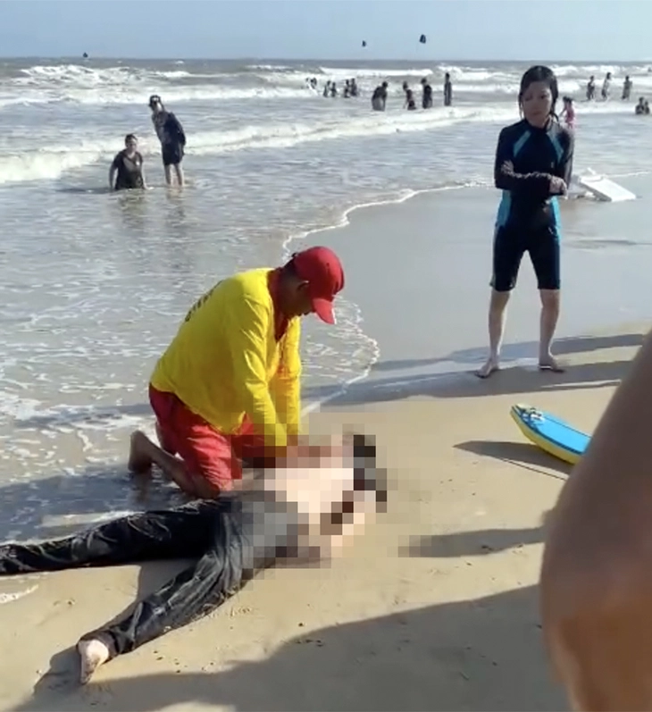 Lực lượng cứu hộ bờ biển khu vực Bãi Sau (phường Vũng Tàu, TP.HCM) cứu hộ thành công một thanh niên gặp nạn khi tắm biển - Ảnh: A.B.