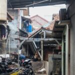 Peternakan sapi yang berada di tengah permukiman warga masih bertahan di kawasan Mampang, Jakarta, Selasa (13/1/2026). Meski berdampingan langsung dengan rumah penduduk, aktivitas peternakan tersebut berjalan tanpa menimbulkan keluhan dari warga sekitar.