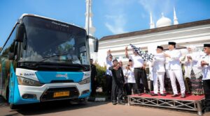 Gubernur Banten Andra Soni bersama Wakil Gubernur Achmad Dimyati Natakusumah (Tengah), meresmikan pengoperasian Trans Banten Koridor 3 dengan rute Terminal Pakupatan–Kampus Untirta Sindangsari.