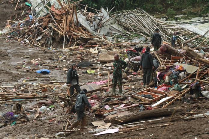 Petugas gabungan menyusuri material lumpur dan puing bangunan pascabencana longsor, sambil melakukan pembersihan serta pencarian korban di wilayah terdampak. Kondisi bencana menjadi pengingat pentingnya penguatan pengawasan wilayah hulu dan sistem peringatan dini untuk meminimalkan risiko bencana di kawasan Bandung Raya. (Taofik Achmad Hidayat/Radar Bandung)