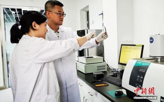 近日，中国科学院上海微系统与信息技术研究所研究员、上海氢田新材料科技有限公司董事长于庆凯(右)与同事在实验室从事科研。(受访者供图)