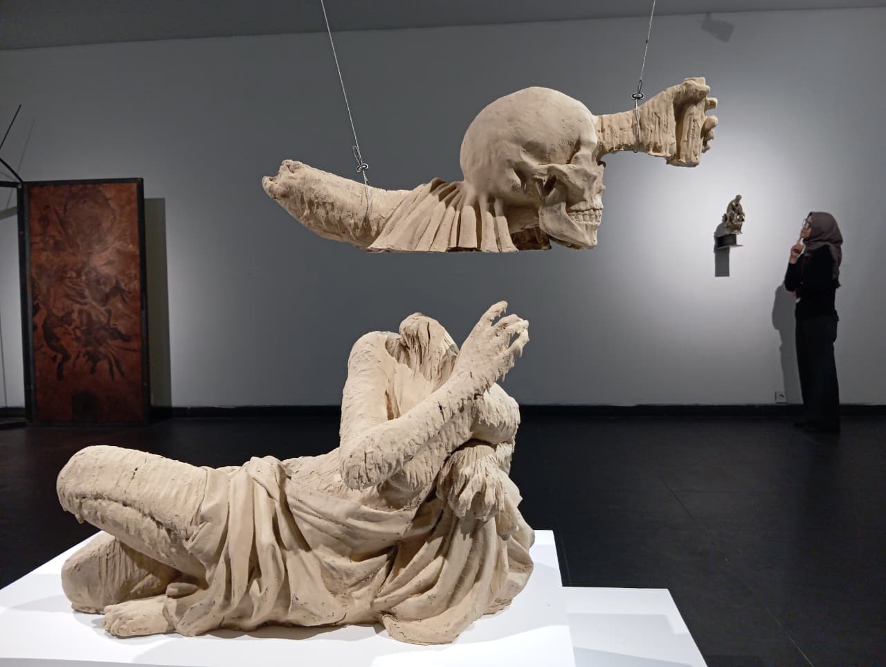 Pengunjung mengamati karya pada pameran Of The Unknown Creatures di Lawangwangi-ArtSociates Gallery Cafe, Kabupaten Bandung Barat, Senin (2/2/2026). Foto-Foto : Taofik Achmad Hidayat/Radar Bandung.