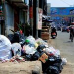 Tumpukan sampah terlihat menggunung di salah satu ruas jalan di Kota Bandung, mencerminkan lonjakan volume sampah yang terjadi dalam beberapa hari terakhir. Kondisi yang mendorong percepatan penanganan oleh petugas dengan sistem pengangkutan berkala setiap tiga jam.(Diwan Sapta Nurmawan/Radar Bandung)