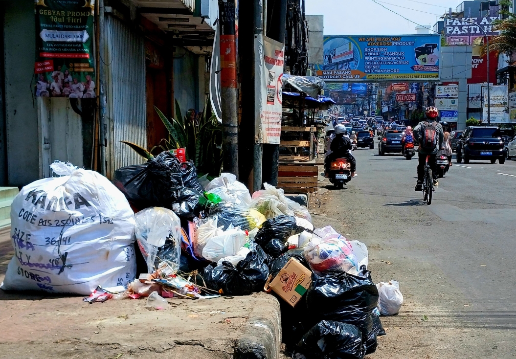 Tumpukan sampah terlihat menggunung di salah satu ruas jalan di Kota Bandung, mencerminkan lonjakan volume sampah yang terjadi dalam beberapa hari terakhir. Kondisi yang mendorong percepatan penanganan oleh petugas dengan sistem pengangkutan berkala setiap tiga jam.(Diwan Sapta Nurmawan/Radar Bandung)