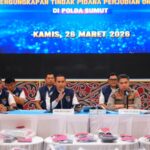 Dirresiber Polda Sumut Kombes Pol Bayu Wicaksono didampingi Kabid Humas Kombes Pol Ferry Walintukan saat membeberkan kronologi penangkapan judi online jaringan Kamboja dalam temu pers di Aula Tribrata Polda Sumut, Kamis (26/3/2026).