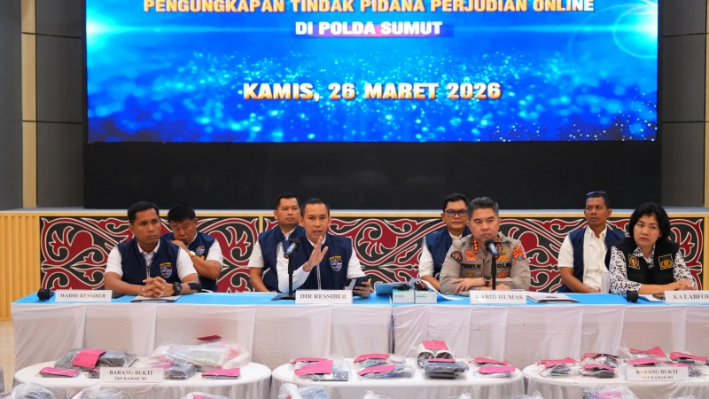 Dirresiber Polda Sumut Kombes Pol Bayu Wicaksono didampingi Kabid Humas Kombes Pol Ferry Walintukan saat membeberkan kronologi penangkapan judi online jaringan Kamboja dalam temu pers di Aula Tribrata Polda Sumut, Kamis (26/3/2026).