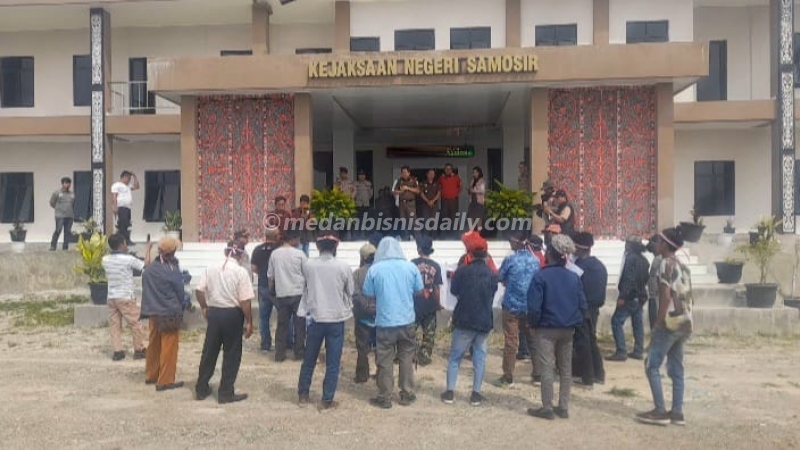 Masyarakat mendatangi Kejaksaan Negeri Samosir untuk meminta seluruh pihak yang terlibat dalam kasus dugaan korupsi Bansos PENA diperiksa secara menyeluruh. (robin nainggolan/dok)