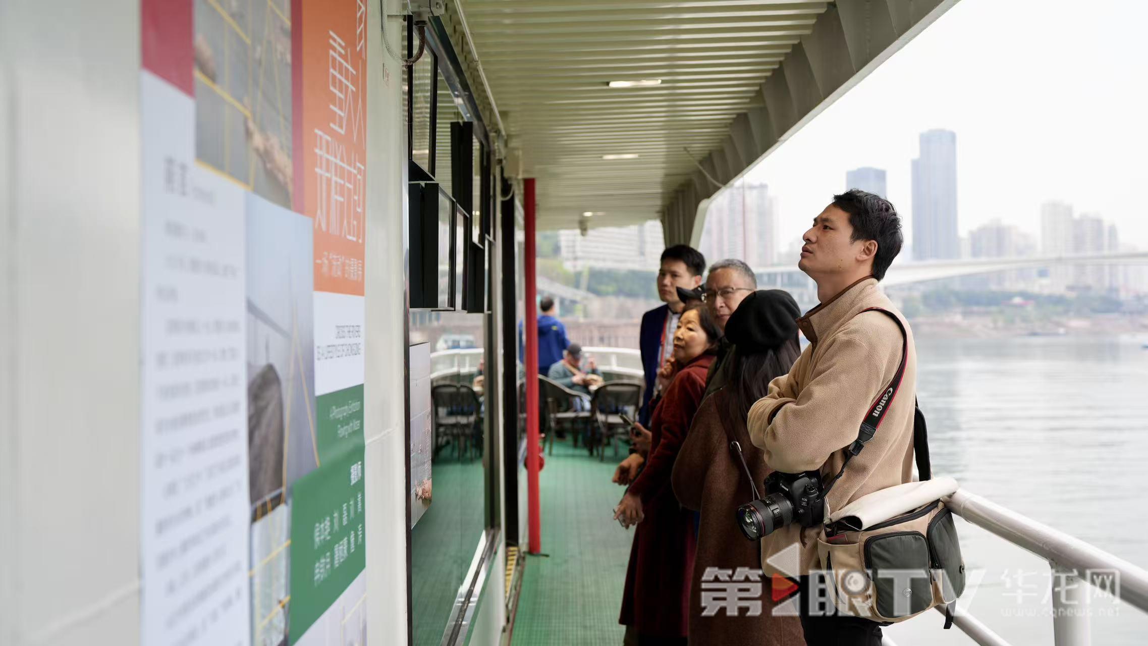 Besucher betrachten die Ausstellung vor Ort.