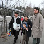 後藤美代子さん（中央）の荷物を持って歩行を介助するｗａｃｃｏのメンバーたち=14日、大和ハウスプレミストドーム