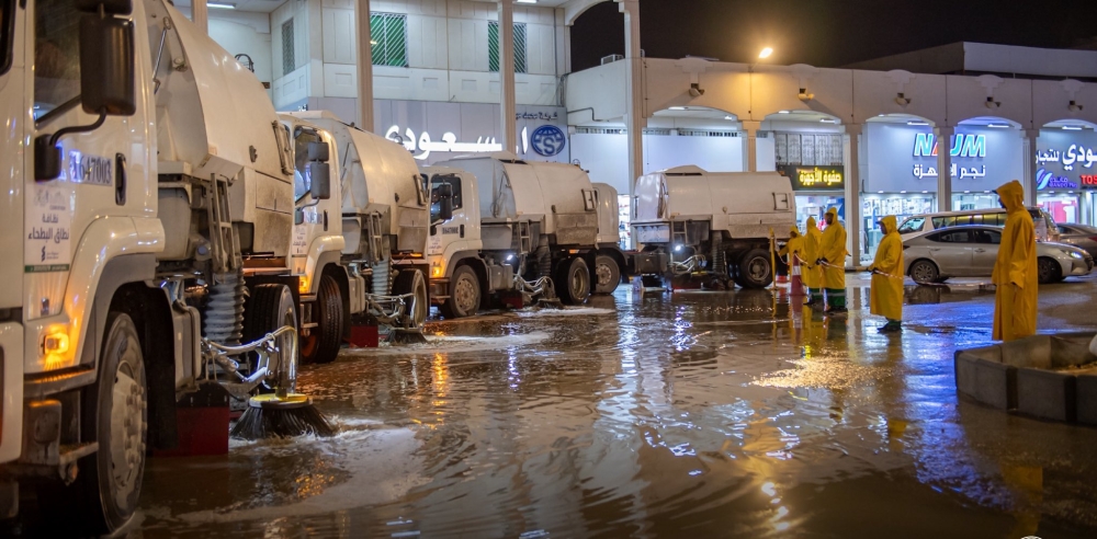 أمانة الرياض تواصل مواجهة الحالة المطرية وتعزيز سلامة الحركة المرورية 1