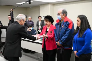 Il signor Inoue, il signor Kimura e la signora Yamashita consegnano le firme raccolte al Comune di Sapporo (da destra in primo piano)