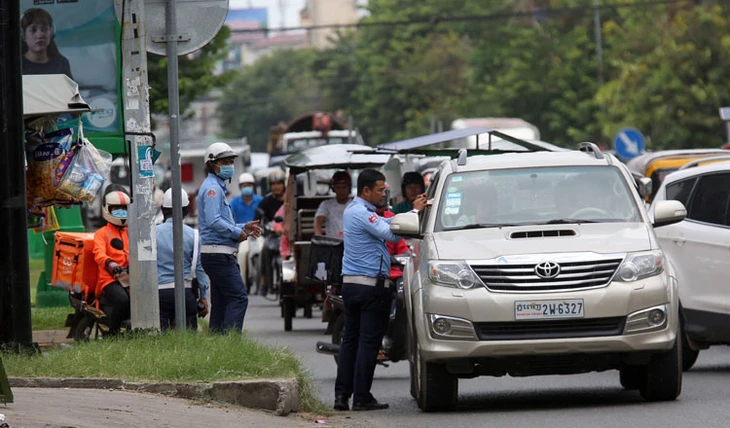Camboya suspende temporalmente las multas por infracciones de tránsito.