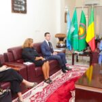 استقبل وزير الخارجية المالي عبد الله ديوب (يمين) الشهر الماضي رئيس مكتب الشؤون الأفريقية في وزارة الخارجية الأمريكية، نيك تشيكر (وزارة الخارجية المالية)