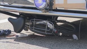 تصادم بين دراجة هوائية ومقطورة كبيرة عند تقاطع إشارة مرور. موظف حكومي ذكر يبلغ 65 عامًا يركب الدراجة في حالة حرجة وفاقد للوعي. سائق المقطورة الكبيرة: 'لا شك أنني تسببت في الإصابة'.