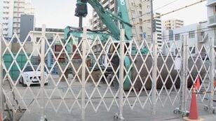 Blindgänger auf Baustelle für neue Eigentumswohnung im Stadtbezirk Higashi, Nagoya, gefunden. Eine 250 Kilogramm schwere amerikanische Fliegerbombe. Der Fundort ist abgesperrt.