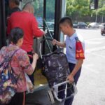 公交驾驶员协助老人搬运重物上车。受访者供图
