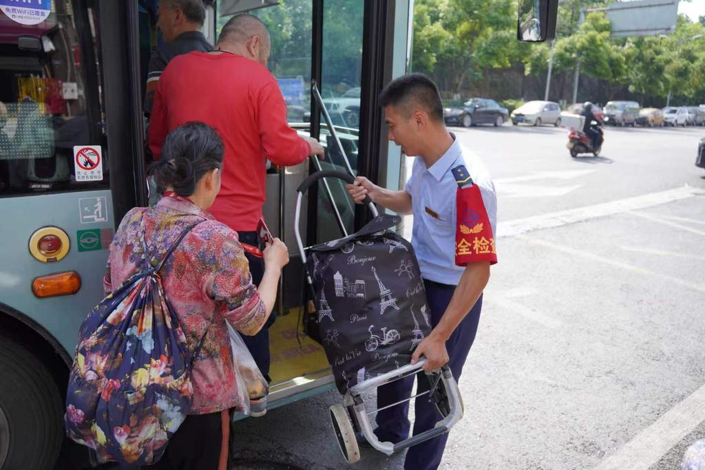 公交驾驶员协助老人搬运重物上车。受访者供图
