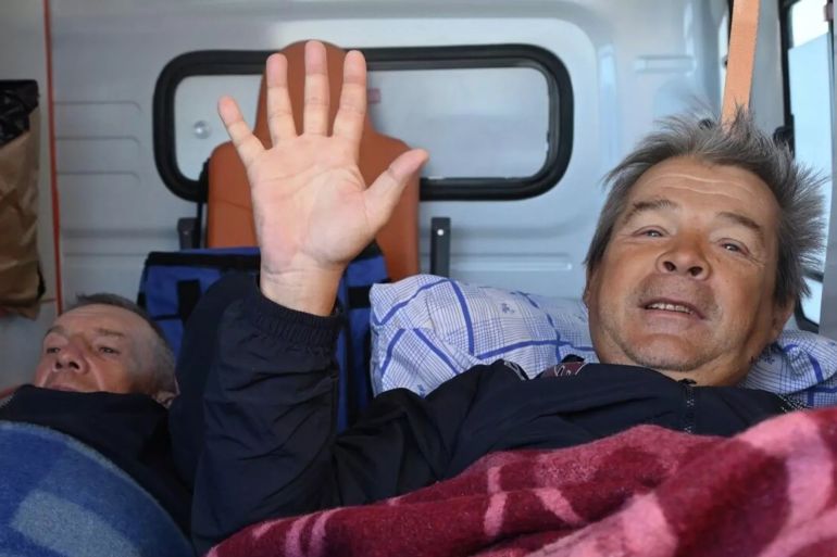 الأوكراني يوري يوروف (يمين) والروسي أوليغ غريتا بعد تحريرهما من قبل "الفيلق الأفريقي" الروسي (سبوتنيك)