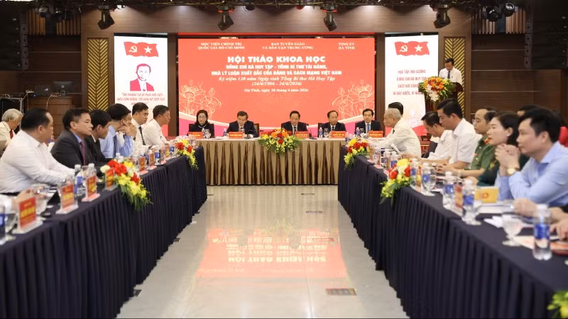 Members of the Politburo: Trinh Van Quyet, Doan Minh Huan along with leaders of the Ho Chi Minh National Academy of Politics and Ha Tinh province chair the seminar.