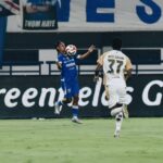 Aksi pemain Persib Bandung Beckham Putra saat menghadapi Dewa United. (instagram)