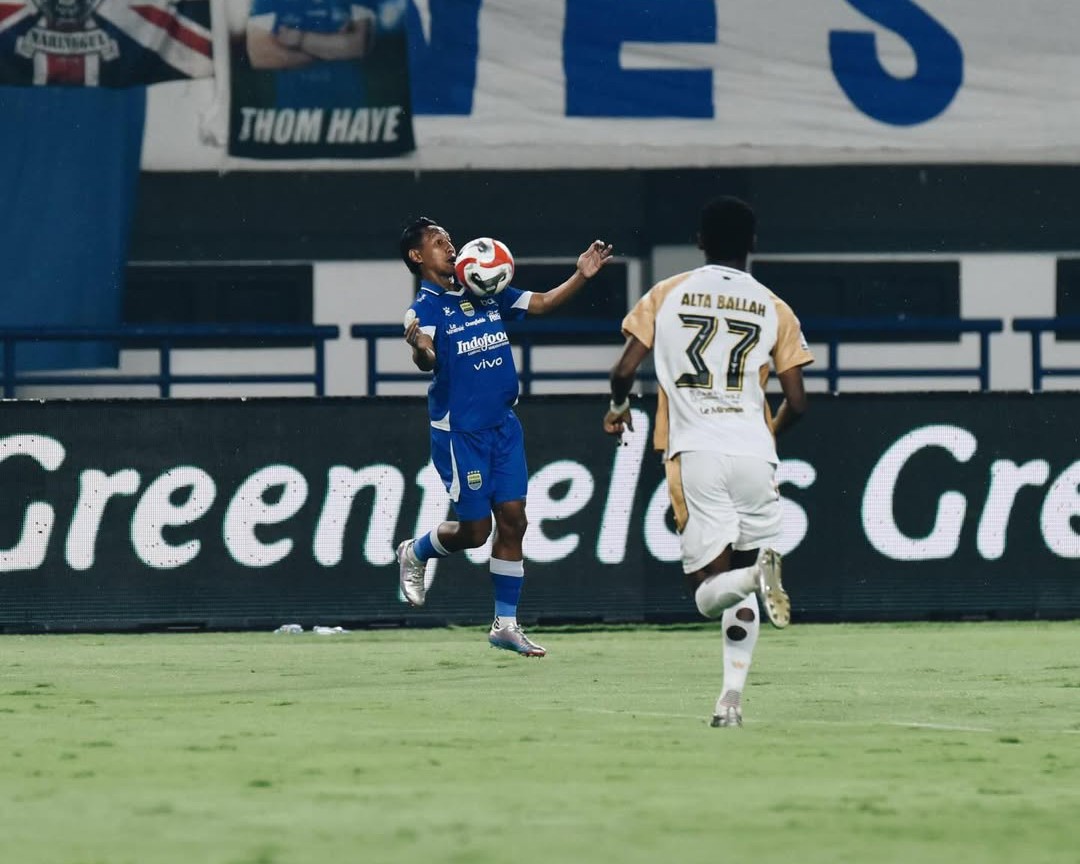 Aksi pemain Persib Bandung Beckham Putra saat menghadapi Dewa United. (instagram)