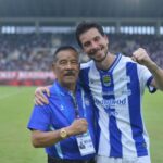 Gelandang Persib Bandung Thom Haye berfoto bersama manajer Persib Bandung Umuh Muchtar usai laga melawan Persis Solo. (dok Persib)