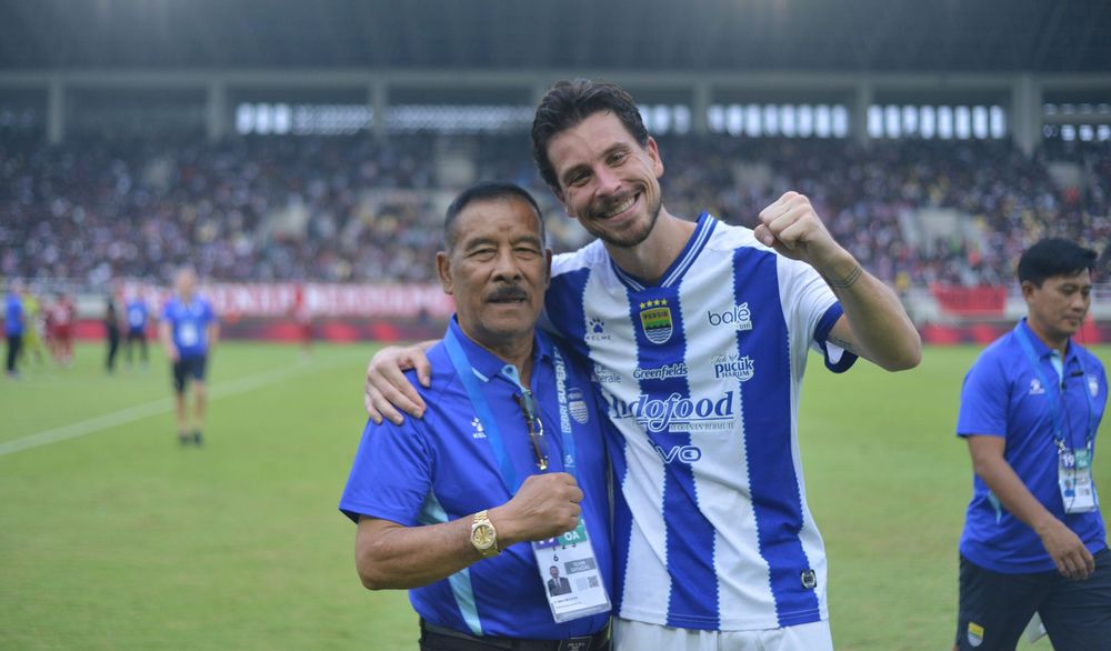 Gelandang Persib Bandung Thom Haye berfoto bersama manajer Persib Bandung Umuh Muchtar usai laga melawan Persis Solo. (dok Persib)